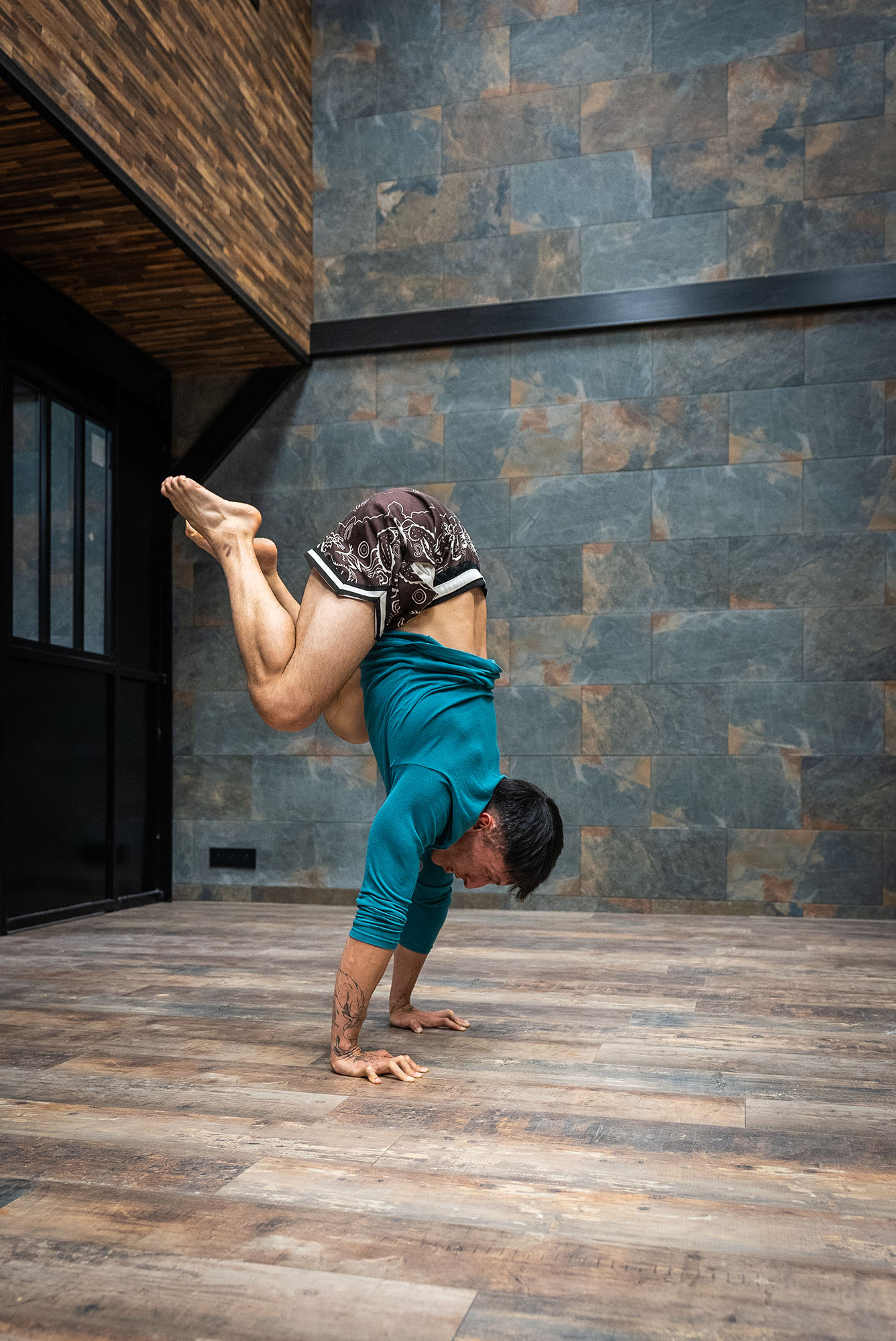 Cours d equilibre chez Atelier Pole Passion avec Theo